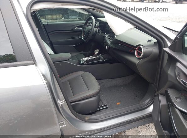 KL77LJEP4TC105769 2026 CHEVROLET TRAX Gray Vista interior delantera