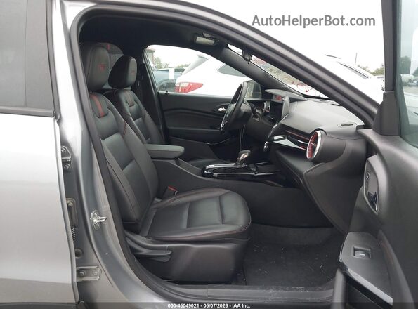 KL77LJEP6SC029793 2025 CHEVROLET TRAX Серый Вид салона спереди