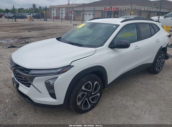 KL77LJEP8SC121228 2025 CHEVROLET TRAX White წინა მარცხენა ხედი სამი მეოთხედიდან
