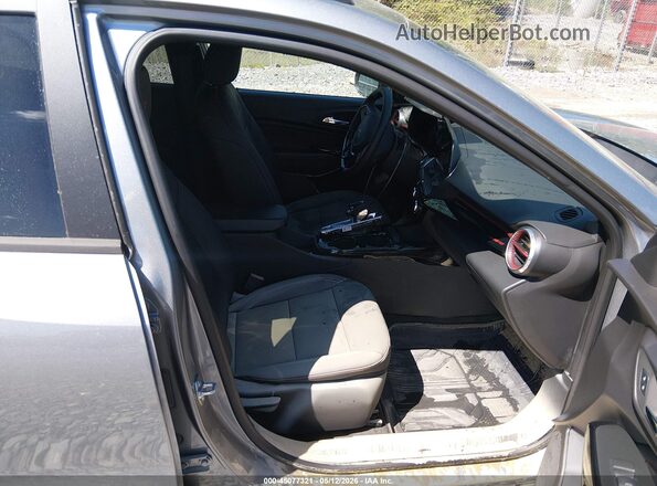 KL77LJEP8TC033457 2026 CHEVROLET TRAX Gray Widok wnętrza z przodu