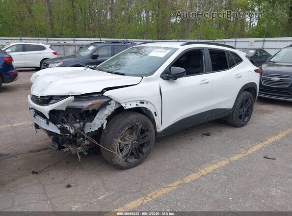 KL77LKE22RC207090 2024 CHEVROLET TRAX White Vista tres cuartos delantera izquierda