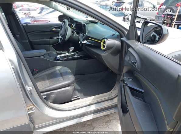 KL77LKE26RC217511 2024 CHEVROLET TRAX Silver წინა სალონის ხედი