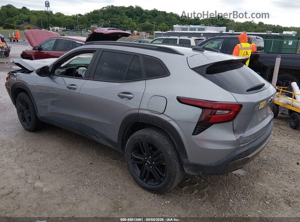KL77LKE26RC217573 2024 CHEVROLET TRAX Silver Հետևի ձախ