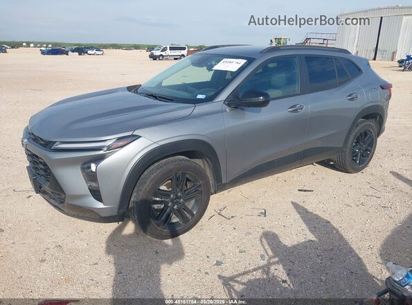 KL77LKEP0SC123464 2025 CHEVROLET TRAX Silver წინა მარცხენა ხედი სამი მეოთხედიდან