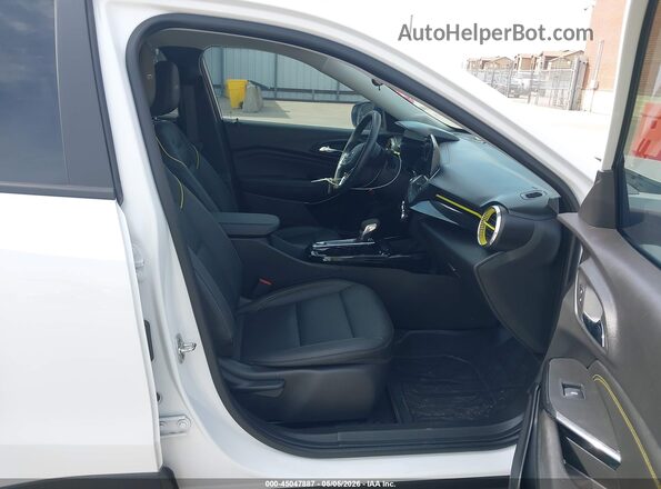 KL77LKEP3SC247406 2025 CHEVROLET TRAX White Widok wnętrza z przodu