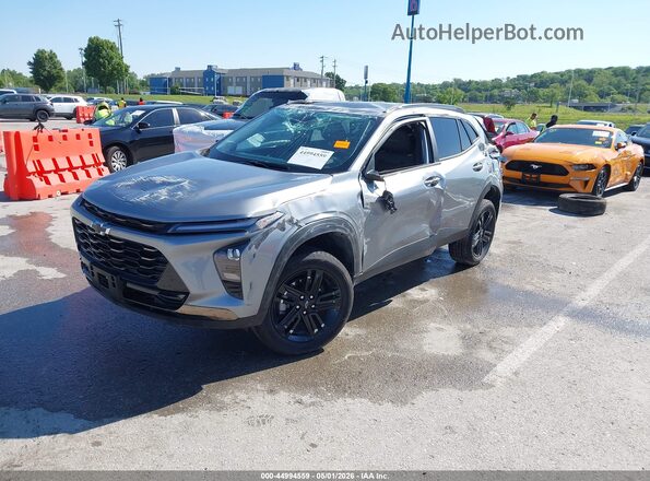 KL77LKEP3TC076772 2026 CHEVROLET TRAX Серебряный Передняя левая четверть
