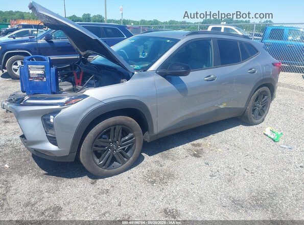 KL77LKEP4SC127582 2025 CHEVROLET TRAX Silver Vista tres cuartos delantera izquierda
