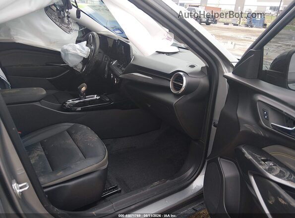 KL77LKEP4SC331203 2025 CHEVROLET TRAX Gray Vista interior delantera