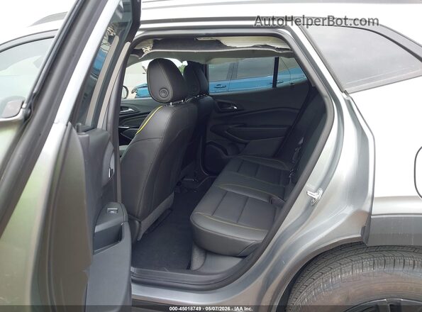 KL77LKEP6SC333129 2025 CHEVROLET TRAX Серый Вид наклейки с VIN-кодом