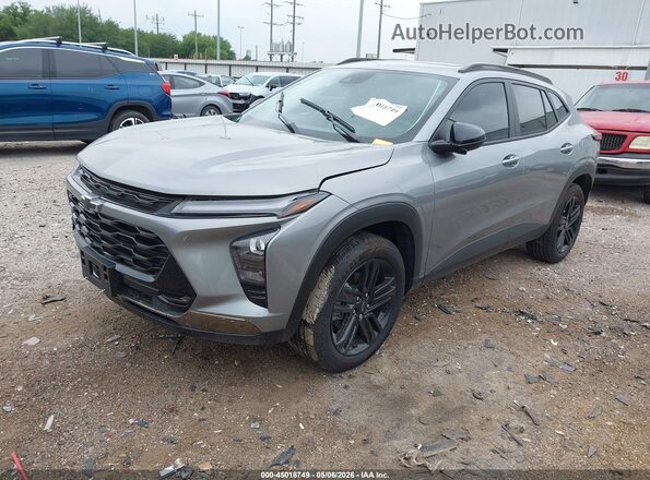 KL77LKEP6SC333129 2025 CHEVROLET TRAX Серый Передняя левая четверть