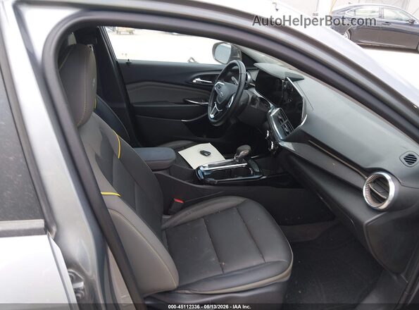 KL77LKEP7SC037133 2025 CHEVROLET TRAX Серебряный Вид салона спереди