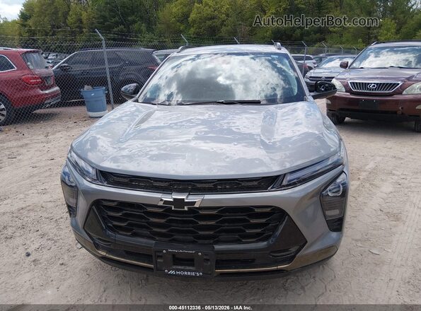KL77LKEP7SC037133 2025 CHEVROLET TRAX Серебряный Вид щитка приборов