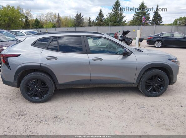 KL77LKEP7SC037133 2025 CHEVROLET TRAX Серебряный Вид задней части салона
