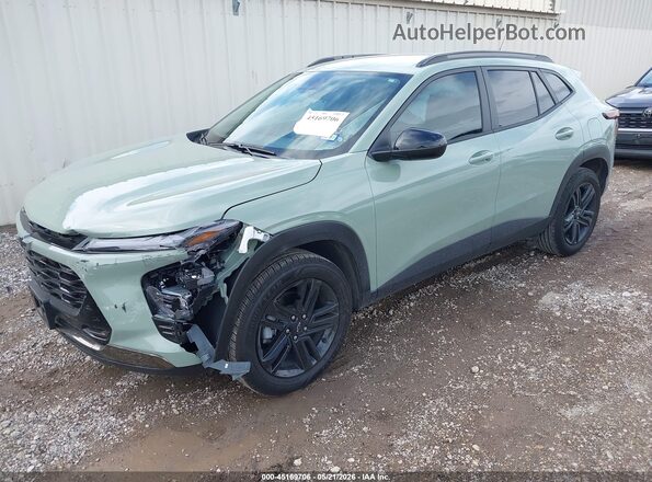 KL77LKEPXSC279639 2025 CHEVROLET TRAX Green Vista tres cuartos delantera izquierda