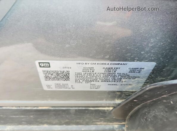 KL79MRSL8RB043717 2024 CHEVROLET TRAILBLAZER Gray Vista de la etiqueta del VIN
