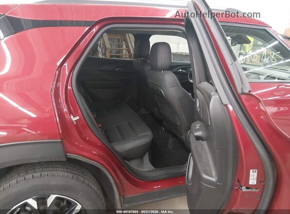 KL79MRSLXMB048393 2021 CHEVROLET TRAILBLAZER Red Widok naklejki z numerem VIN