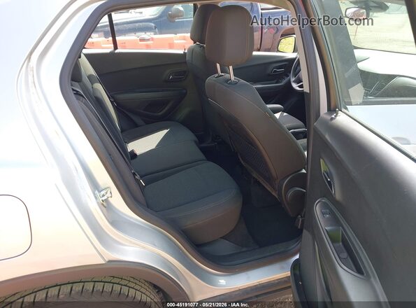 KL7CJKSB0JB544232 2018 CHEVROLET TRAX Silver Vista de la etiqueta del VIN