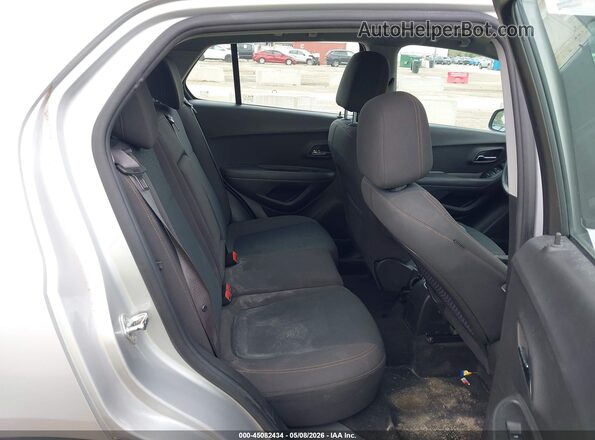 KL7CJKSBXJB606946 2018 CHEVROLET TRAX Silver Vista de la etiqueta del VIN