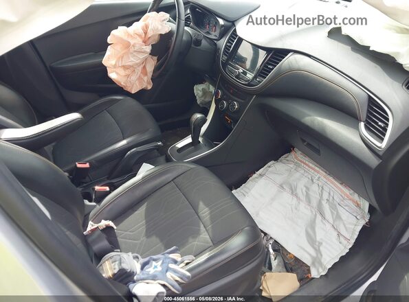 KL7CJLSB3JB679064 2018 CHEVROLET TRAX Silver Front interior view