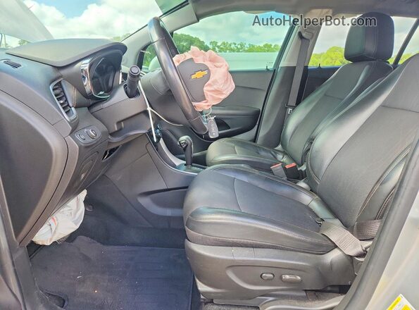 KL7CJLSB4LB038444 2020 CHEVROLET TRAX Серебряный Вид салона спереди