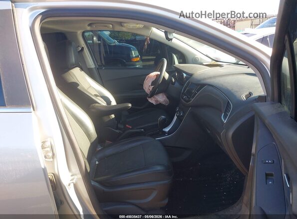 KL7CJLSB6LB007227 2020 CHEVROLET TRAX Silver Widok wnętrza z przodu