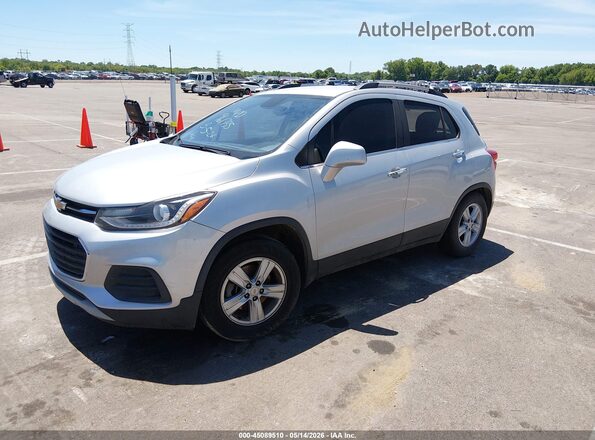 KL7CJLSB8KB961735 2019 CHEVROLET TRAX Silver Առջևի ձախ երեք քառորդ տեսարան