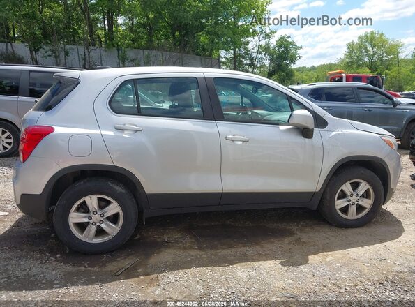 KL7CJNSB7JB625052 2018 CHEVROLET TRAX Серебряный Вид задней части салона