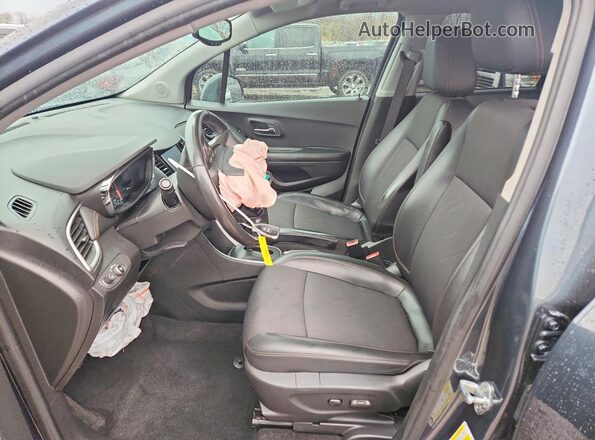 KL7CJPSM0NB523028 2022 CHEVROLET TRAX Серый Вид салона спереди