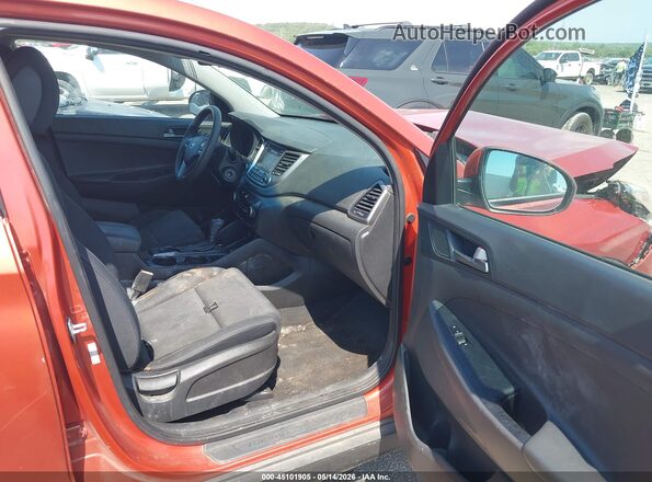 KM8J33A42GU075991 2016 HYUNDAI TUCSON Оранжевый Вид салона спереди