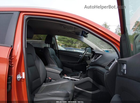 KM8J3CA41HU415214 2017 HYUNDAI TUCSON Оранжевый Вид салона спереди