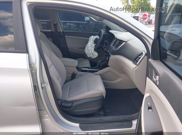 KM8J3CA44JU778662 2018 HYUNDAI TUCSON Серебряный Вид салона спереди