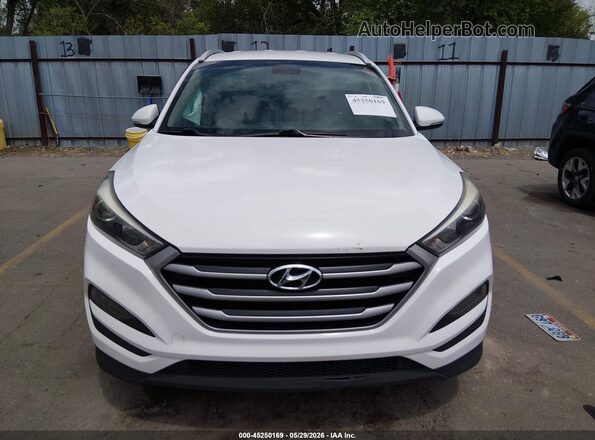 KM8J3CA46HU531153 2017 HYUNDAI TUCSON Белый Вид панели приборов