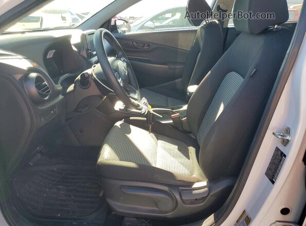 KM8K1CAA3LU483040 2020 HYUNDAI KONA Белый Вид салона спереди