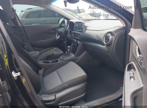 KM8K22AAXMU598940 2021 HYUNDAI KONA Черный Вид салона спереди