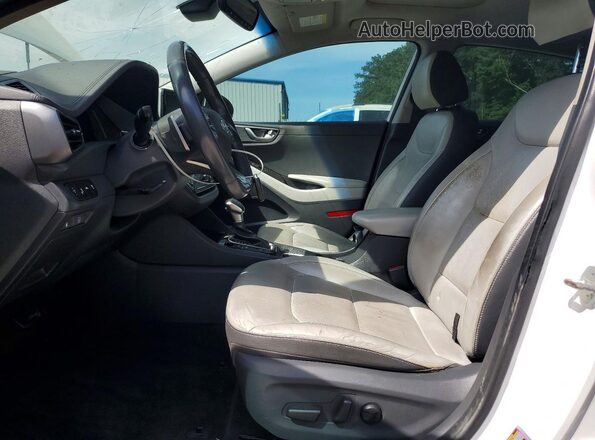KMHC05LC1MU248932 2021 HYUNDAI IONIQ Белый Вид салона спереди