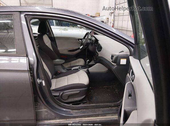 KMHC65LC2HU023536 2017 HYUNDAI IONIQ HYBRID Gray Front interior view