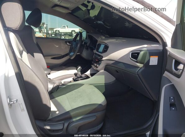 KMHC65LC6HU024768 2017 HYUNDAI IONIQ HYBRID Белый Вид салона спереди