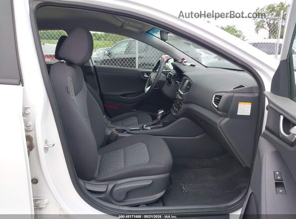 KMHC65LC7JU088372 2018 HYUNDAI IONIQ HYBRID White Front interior view