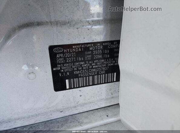KMHC65LCXMU257837 2021 HYUNDAI IONIQ HYBRID White Vista del compartimento del motor