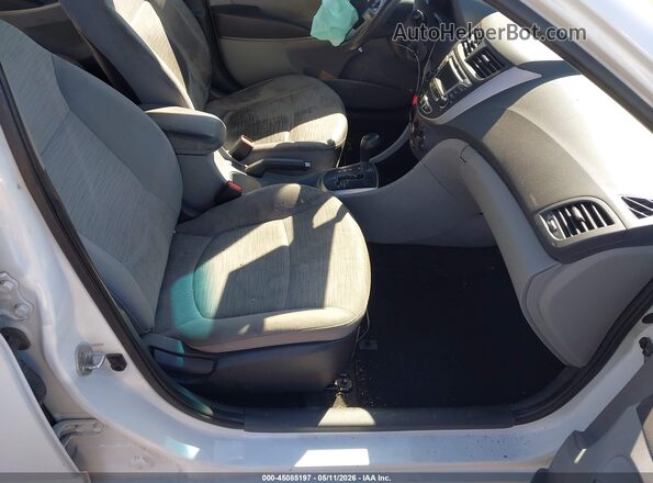KMHCT4AE5HU271433 2017 HYUNDAI ACCENT Белый Вид салона спереди