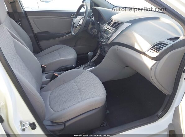 KMHCT4AE8HU203062 2017 HYUNDAI ACCENT White Vista interior delantera