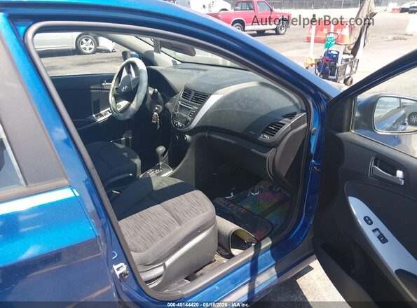 KMHCT5AE0HU318261 2017 HYUNDAI ACCENT Blue Вид салону спереду