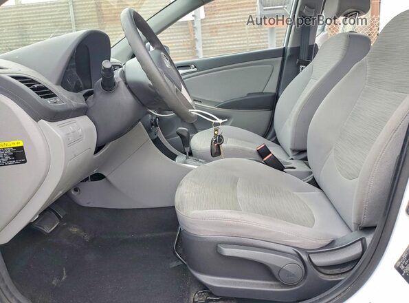 KMHCT5AE0HU351342 2017 HYUNDAI ACCENT White Вид салону спереду