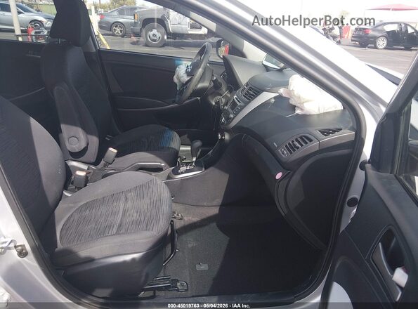 KMHCT5AE2GU291935 2016 HYUNDAI ACCENT Silver Front interior view