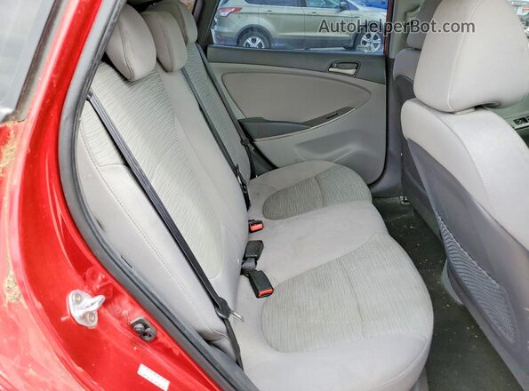 KMHCT5AE8HU307461 2017 HYUNDAI ACCENT Red Widok tylnych siedzeń