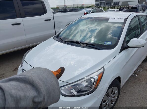 KMHCT5AE8HU315592 2017 HYUNDAI ACCENT White Вид спереду