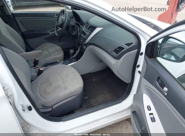 KMHCT5AE8HU315592 2017 HYUNDAI ACCENT White Вид салону спереду