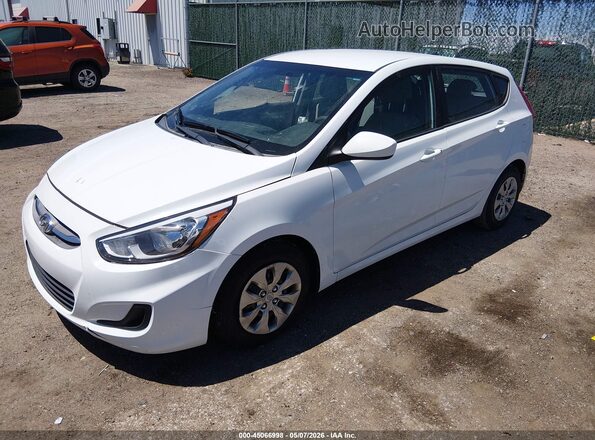 KMHCT5AE9HU307601 2017 HYUNDAI ACCENT White Առջևի ձախ երեք քառորդ տեսարան