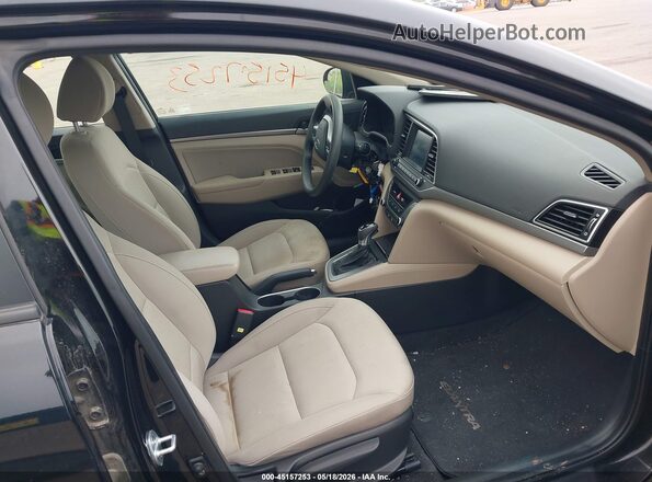 KMHD84LF7HU068748 2017 HYUNDAI ELANTRA Черный Вид салона спереди