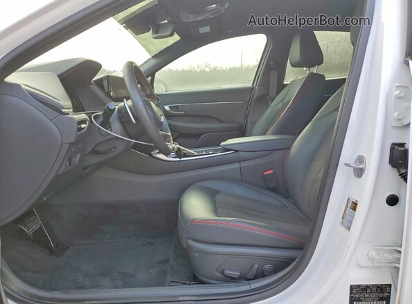 KMHL44J24PA303422 2023 HYUNDAI SONATA White Widok wnętrza z przodu
